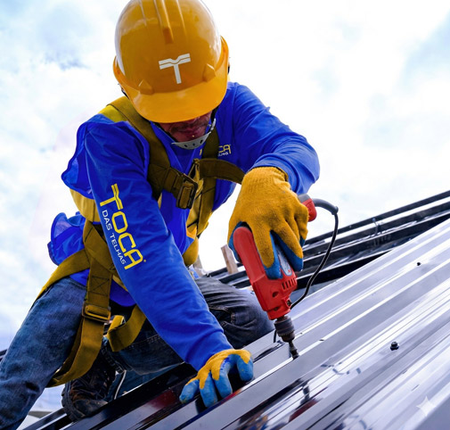 Equipe de Instalação profissional Toca das Telhas instalando telhas termoacústicas